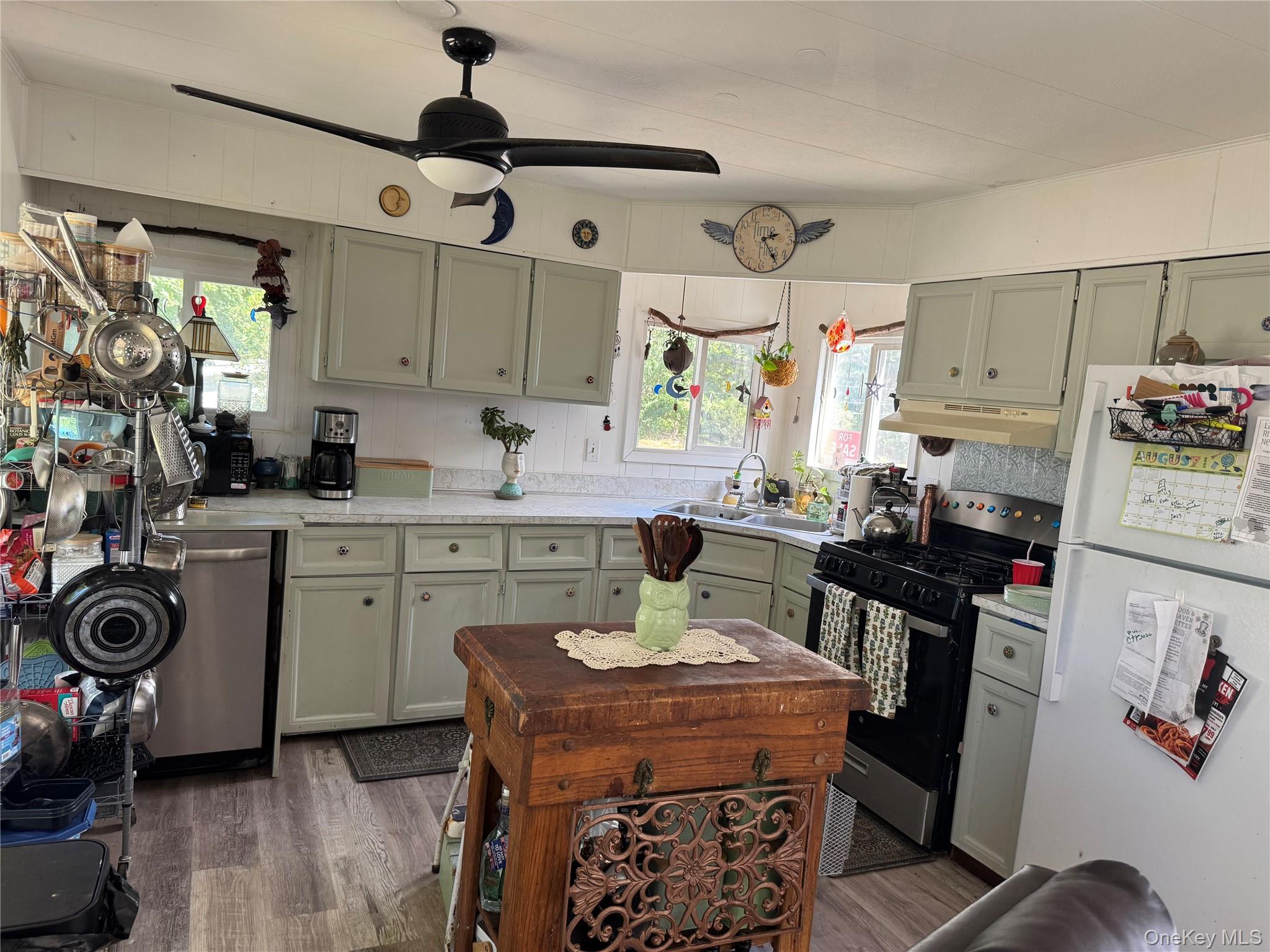 1964 River Road, Unit 40 Calverton, NY 11933 - Photo 9 of 21 View of kitchen