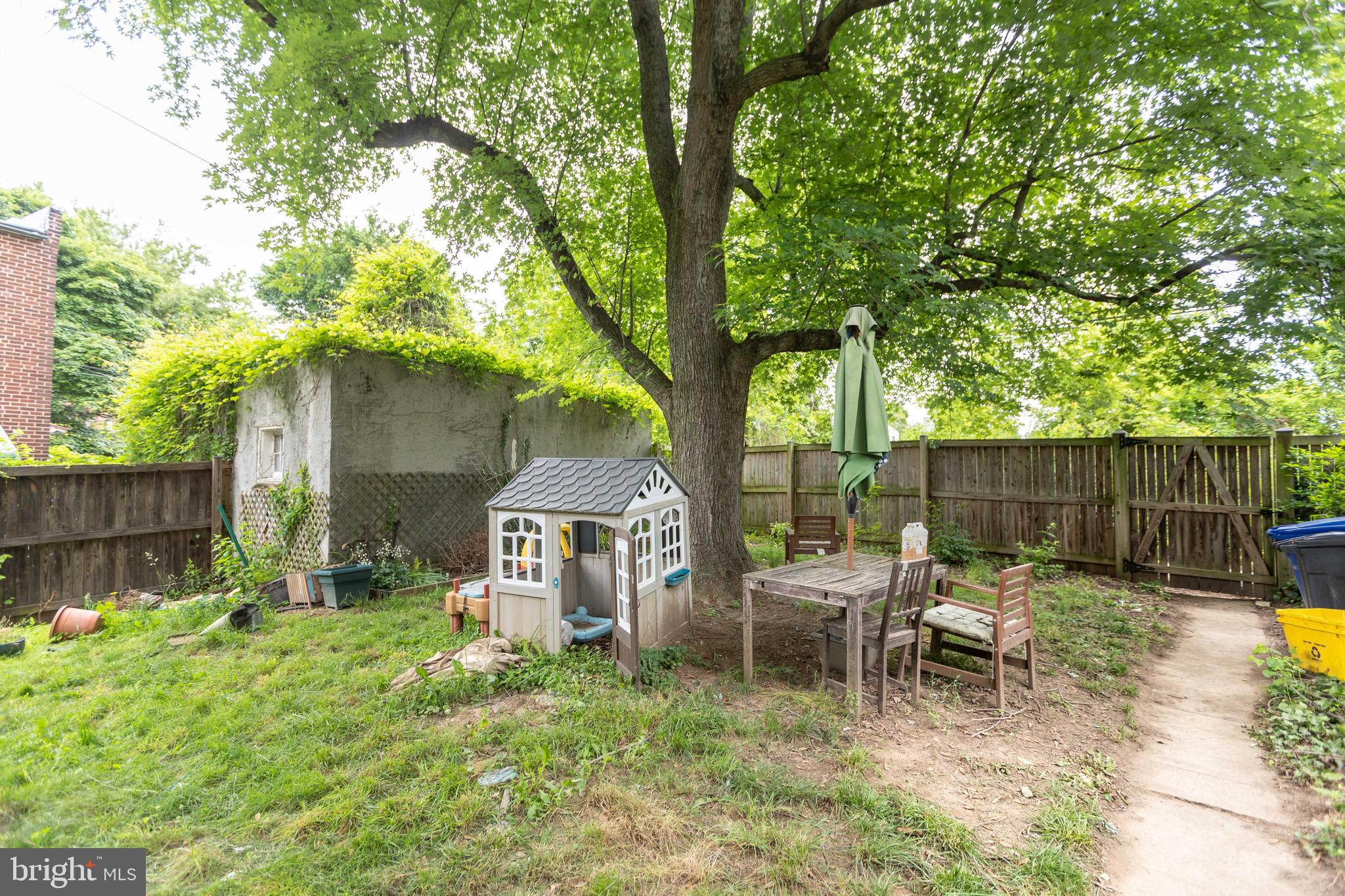 4649 Harcourt Road Baltimore, MD 21214 - Photo 28 of 28 Rear fence yard