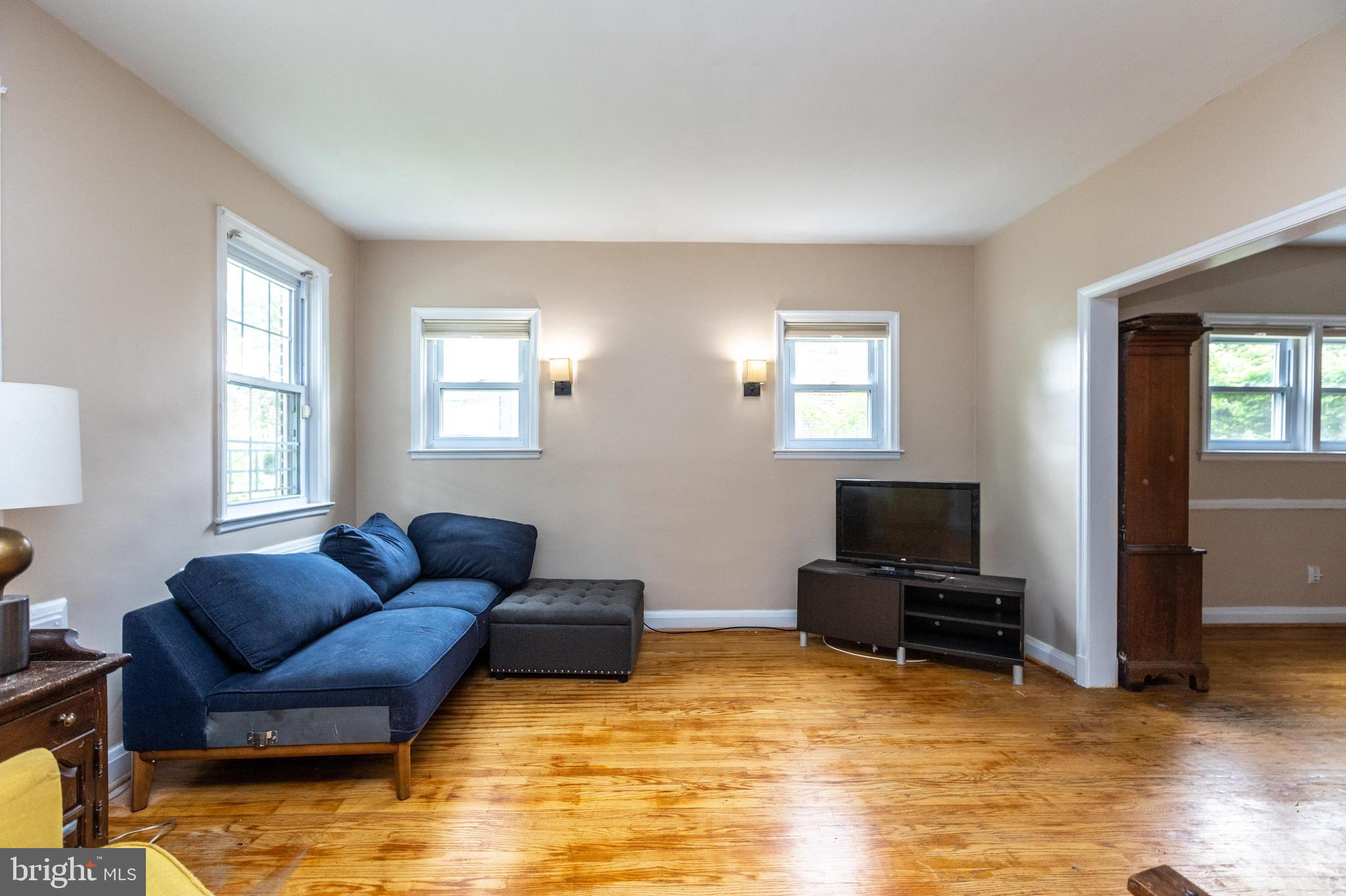 4649 Harcourt Road Baltimore, MD 21214 - Photo 3 of 28 Living room