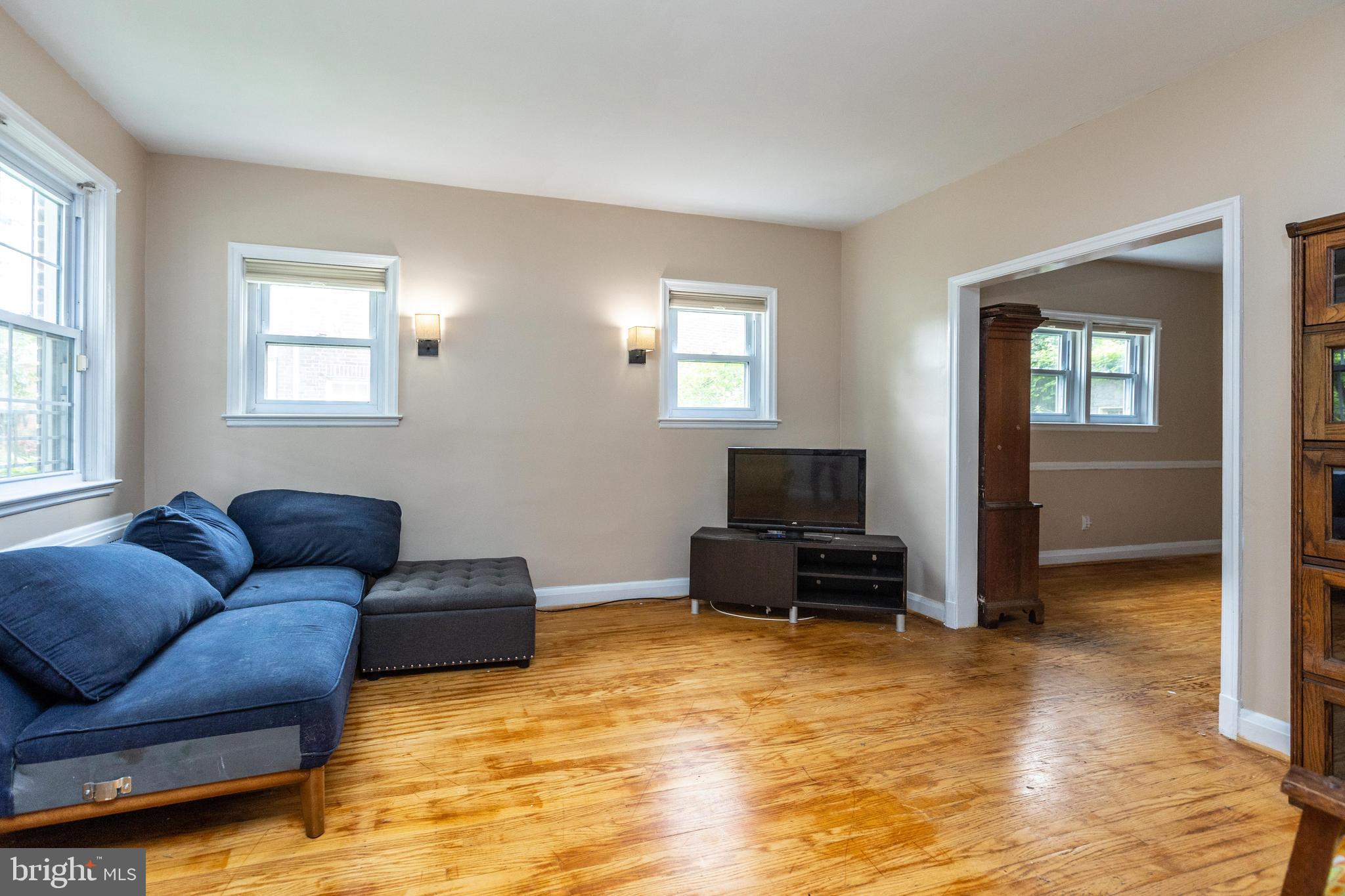 4649 Harcourt Road Baltimore, MD 21214 - Photo 4 of 28 Living room