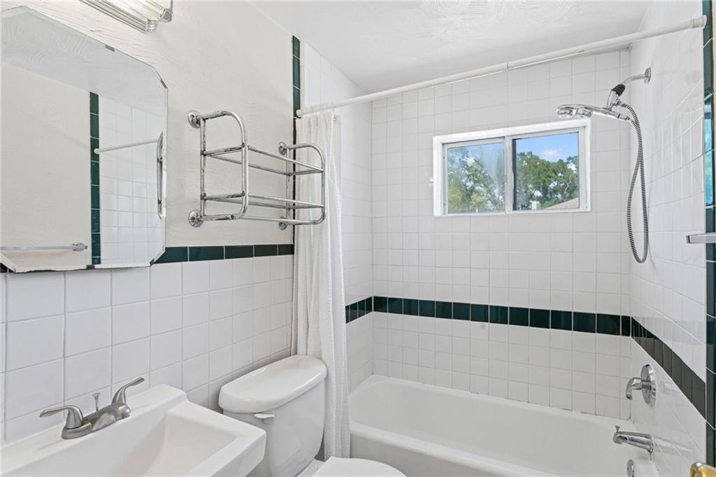108 Raleigh Court Pittsburgh, PA 15237 - Photo 23 of 40 Upstairs bathroom