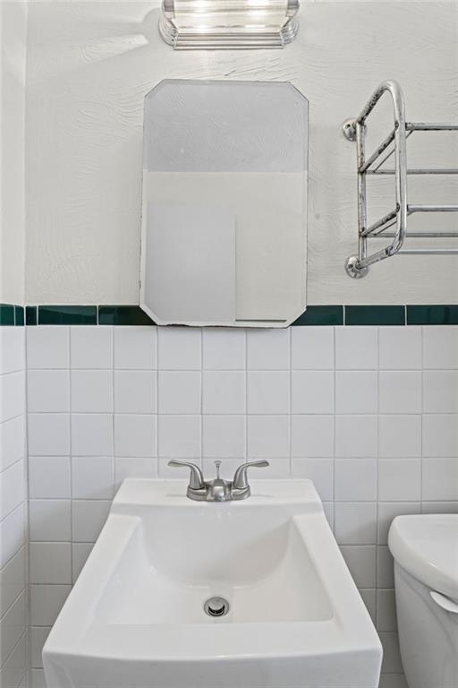 108 Raleigh Court Pittsburgh, PA 15237 - Photo 24 of 40 Upstairs bathroom