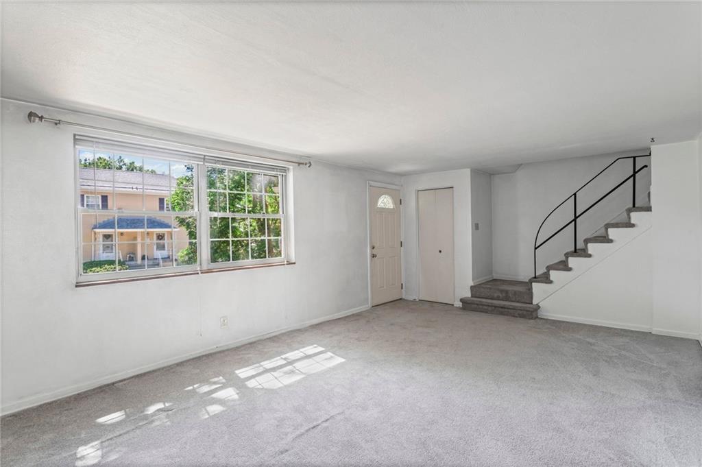 108 Raleigh Court Pittsburgh, PA 15237 - Photo 5 of 40 Light & bright living room
