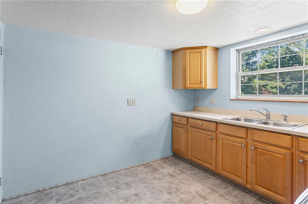 108 Raleigh Court Pittsburgh, PA 15237 - Photo 10 of 40 Kitchen with plenty of storage!