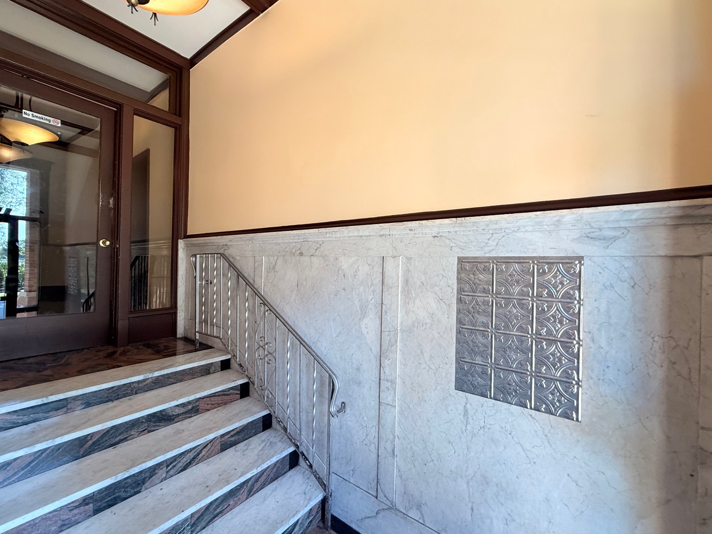 1534 East Marquette Road Chicago, IL 60637 - Photo 5 of 23 a view of entryway