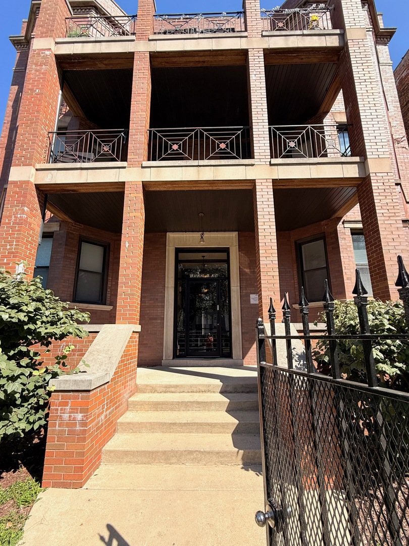 1534 East Marquette Road Chicago, IL 60637 - Photo 6 of 23 a view of a entryway door