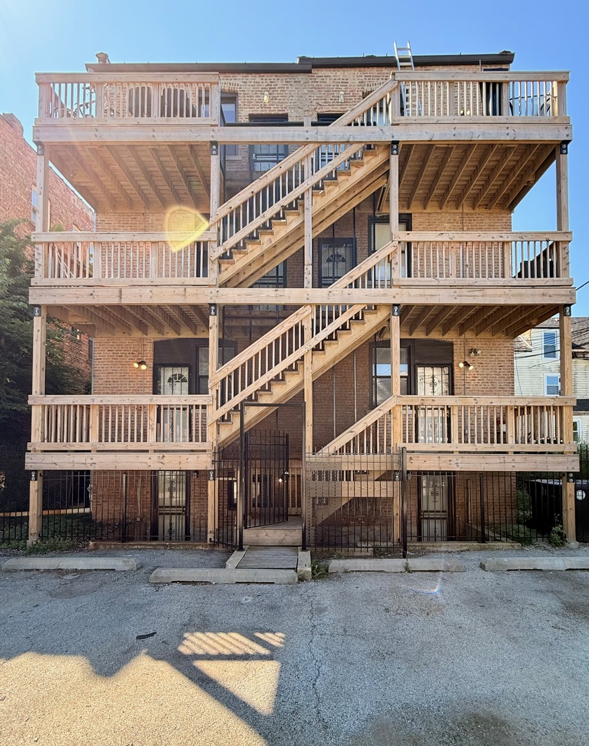 1534 East Marquette Road Chicago, IL 60637 - Photo 9 of 23 a view of a house with a balcony