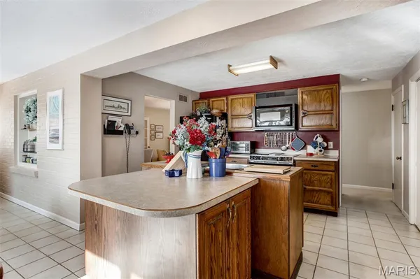 $620,000 | 12 Winslow Lane, Des Peres, MO 63131
