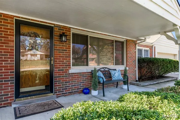 $620,000 | 12 Winslow Lane, Des Peres, MO 63131
