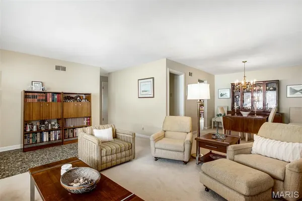 $620,000 | 12 Winslow Lane, Des Peres, MO 63131