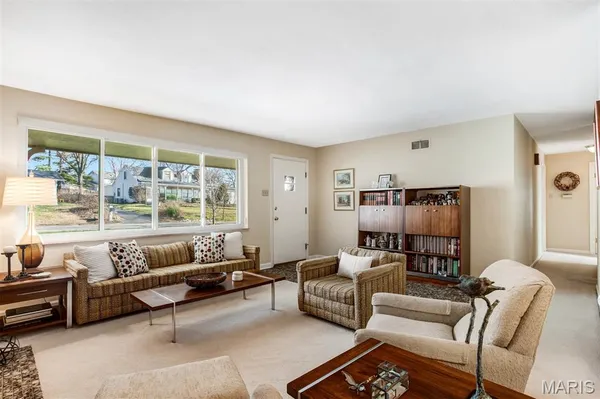 $620,000 | 12 Winslow Lane, Des Peres, MO 63131