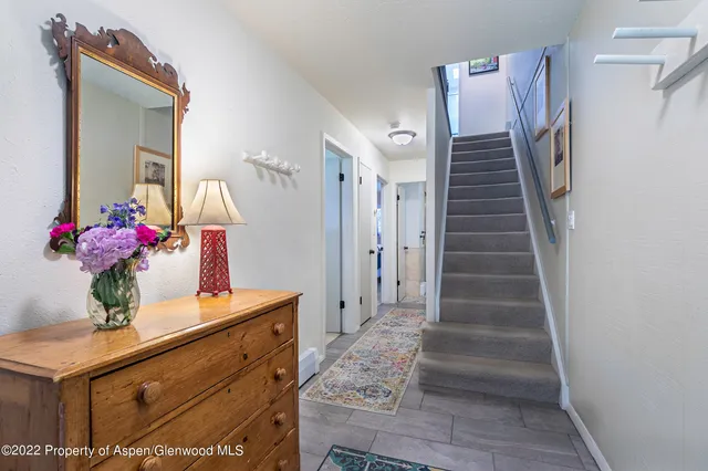 a view of entryway and kitchen