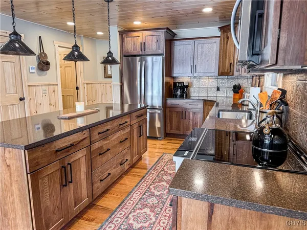 $1,499,900 | 63 Rocky Point Circle, Inlet, NY 13360