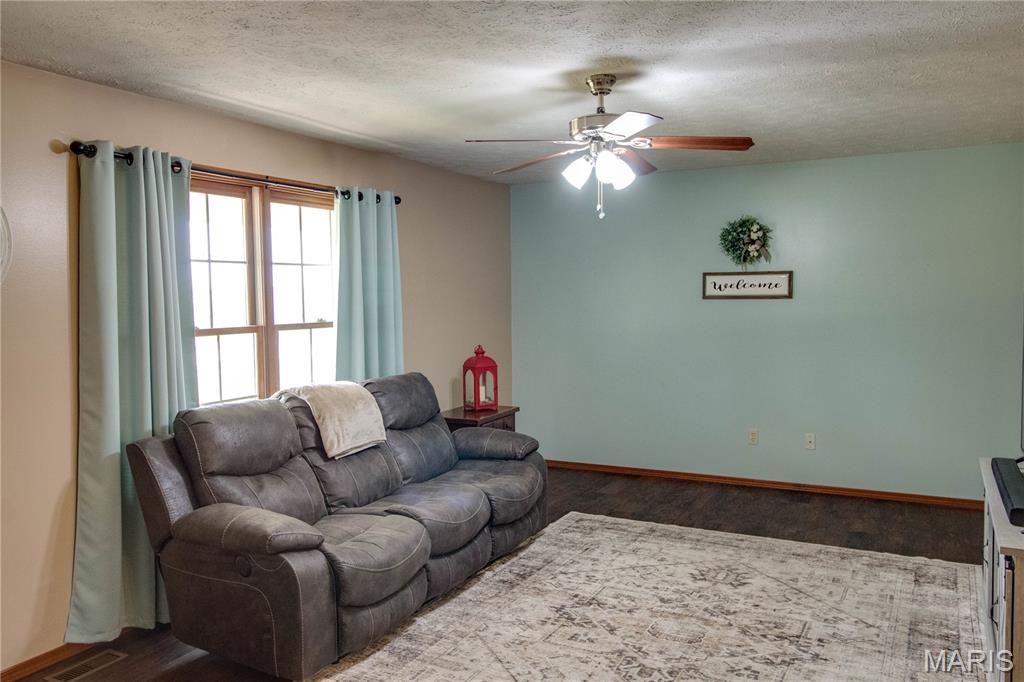1217 West County Road Jerseyville, IL 62052 - Photo 6 of 35