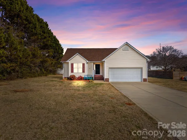 a view of front a house with a yard