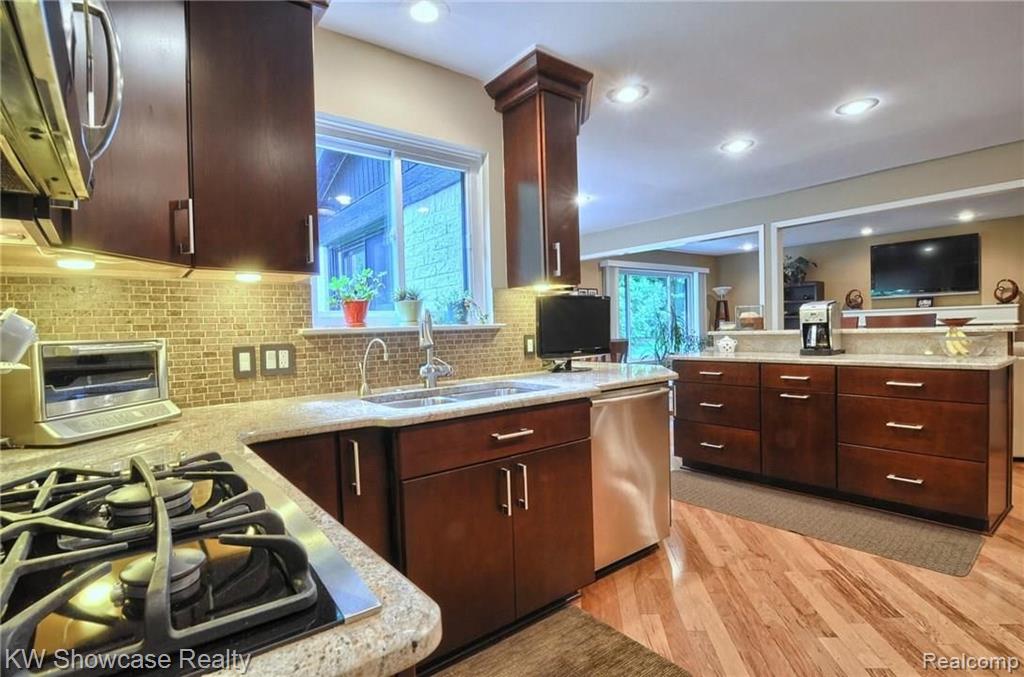 30654 High Valley Road Farmington Hills, MI 48331 - Photo 7 of 43