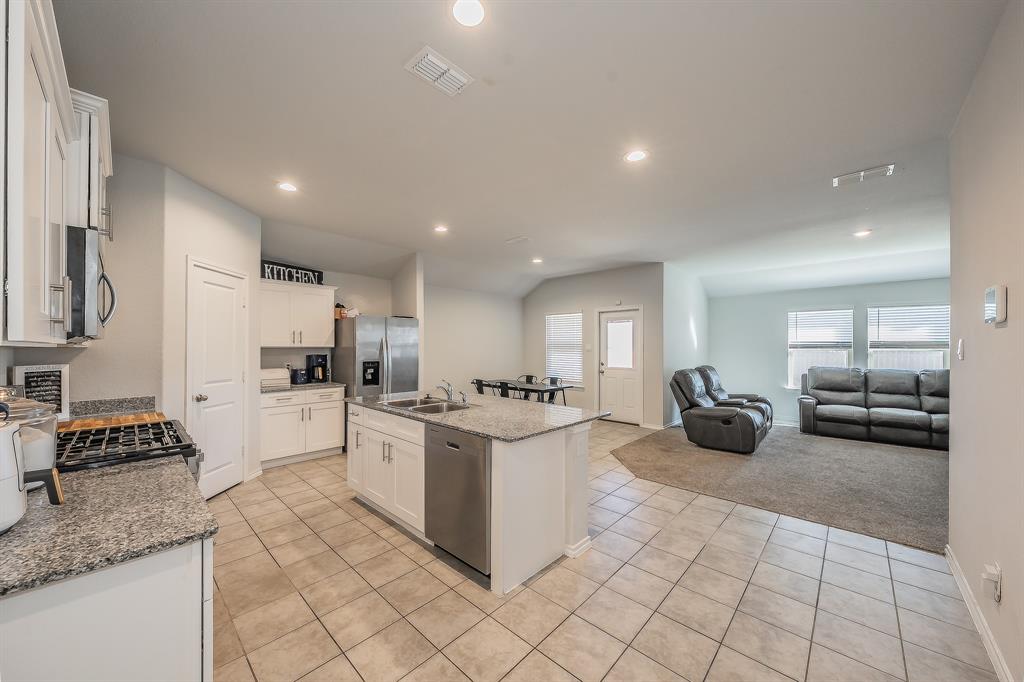 508 Bronze Circle West Springtown, TX 76082 - Photo 4 of 37