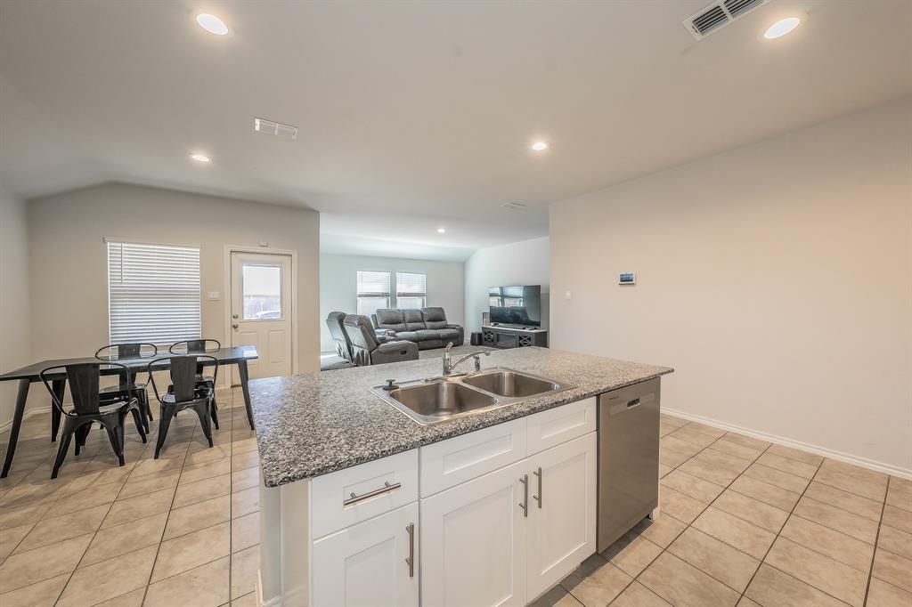 508 Bronze Circle West Springtown, TX 76082 - Photo 5 of 37