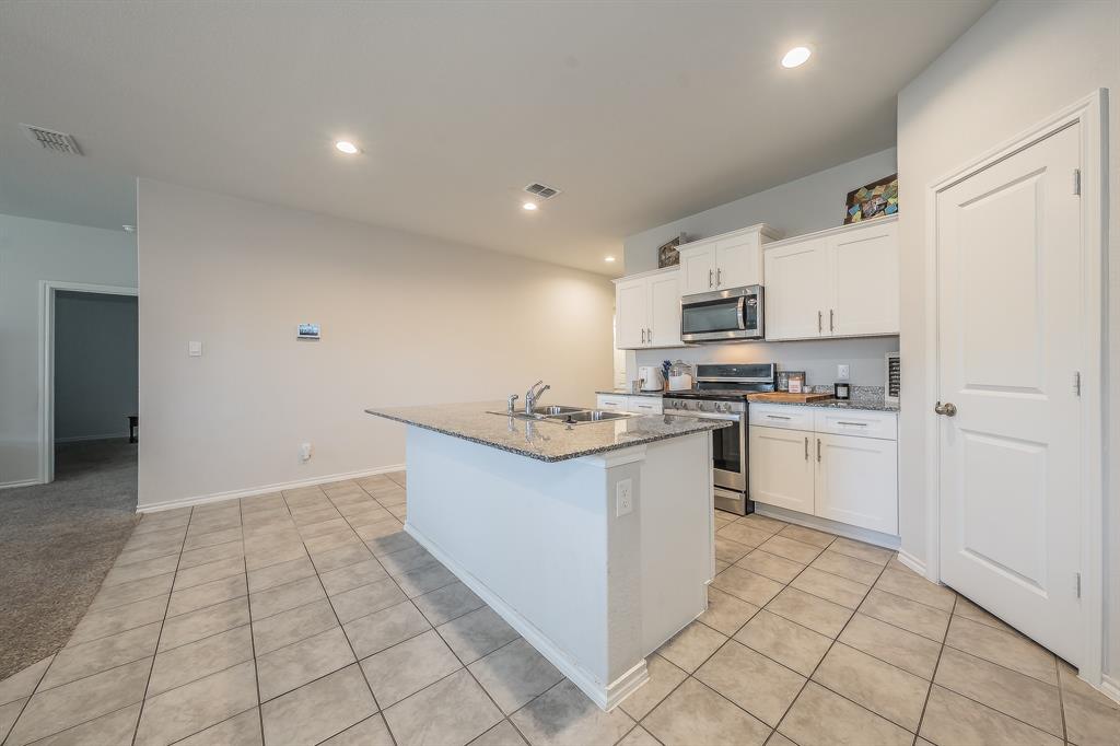 508 Bronze Circle West Springtown, TX 76082 - Photo 6 of 37