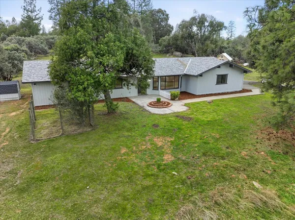 a view of a house with a backyard