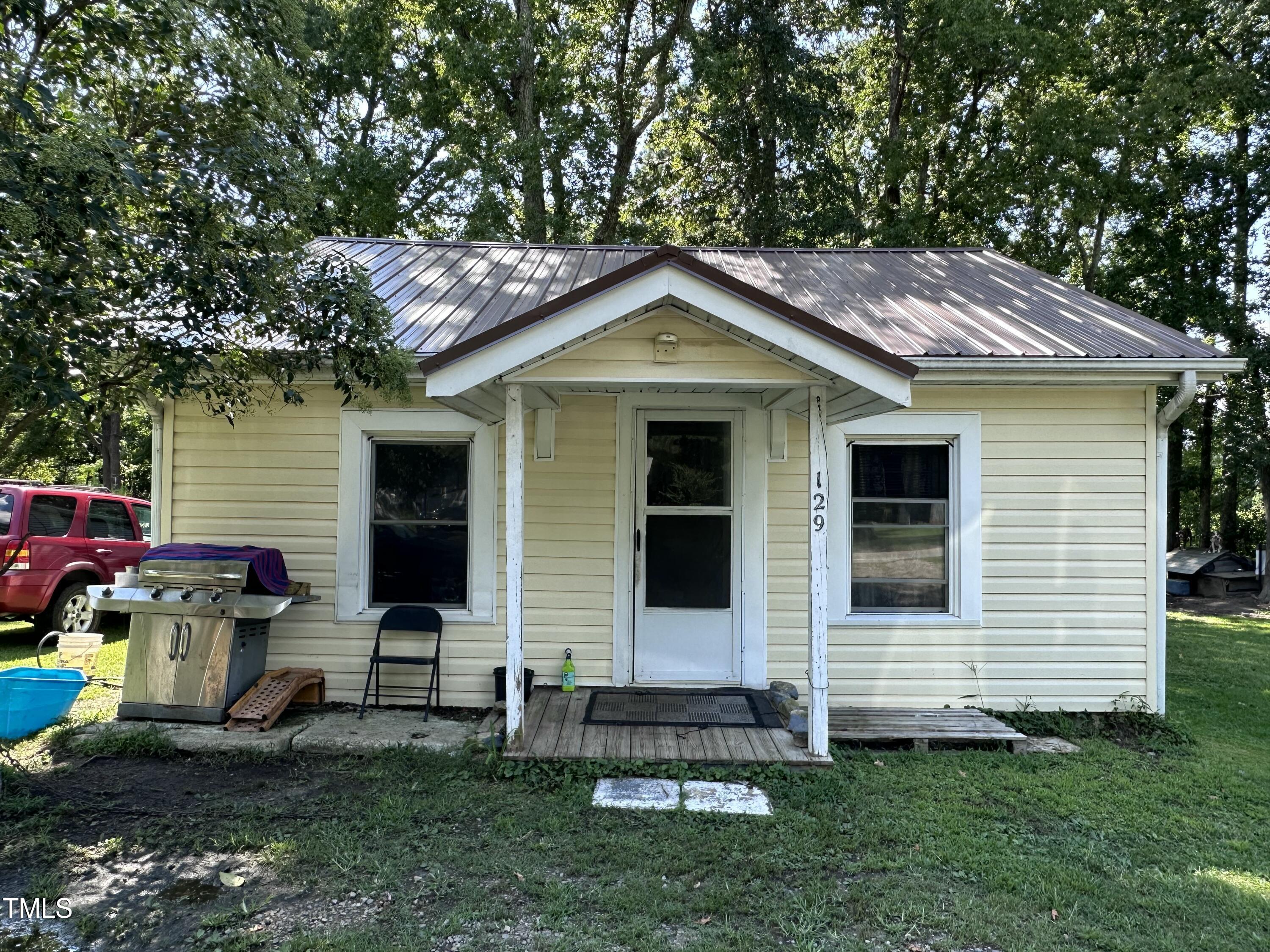 129 Spring Valley Road Henderson, NC 27536 - Photo 10 of 14 a front view of house with yard