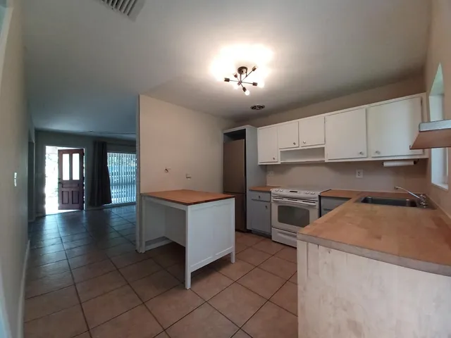 $3,900 | 170 Northwest 7th Street, Boca Raton, FL 33432