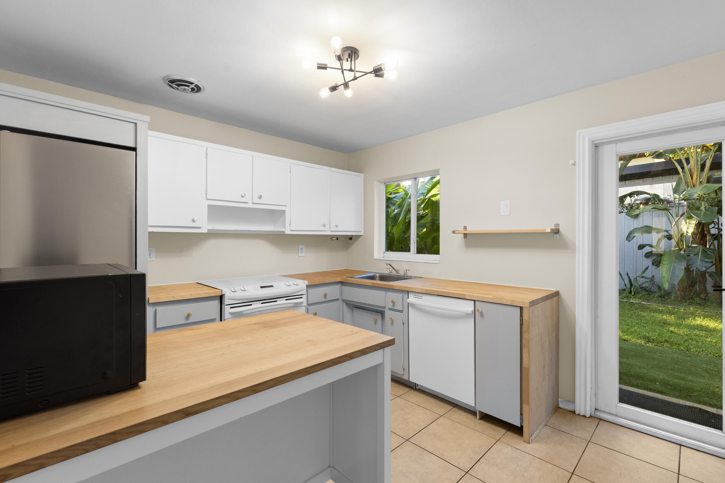 170 Northwest 7th Street Boca Raton, FL 33432 - Photo 4 of 66 kitchen opens to rear yard