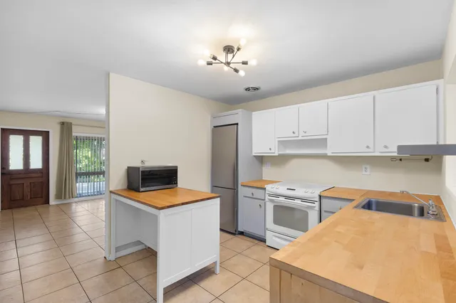 $3,900 | 170 Northwest 7th Street, Boca Raton, FL 33432