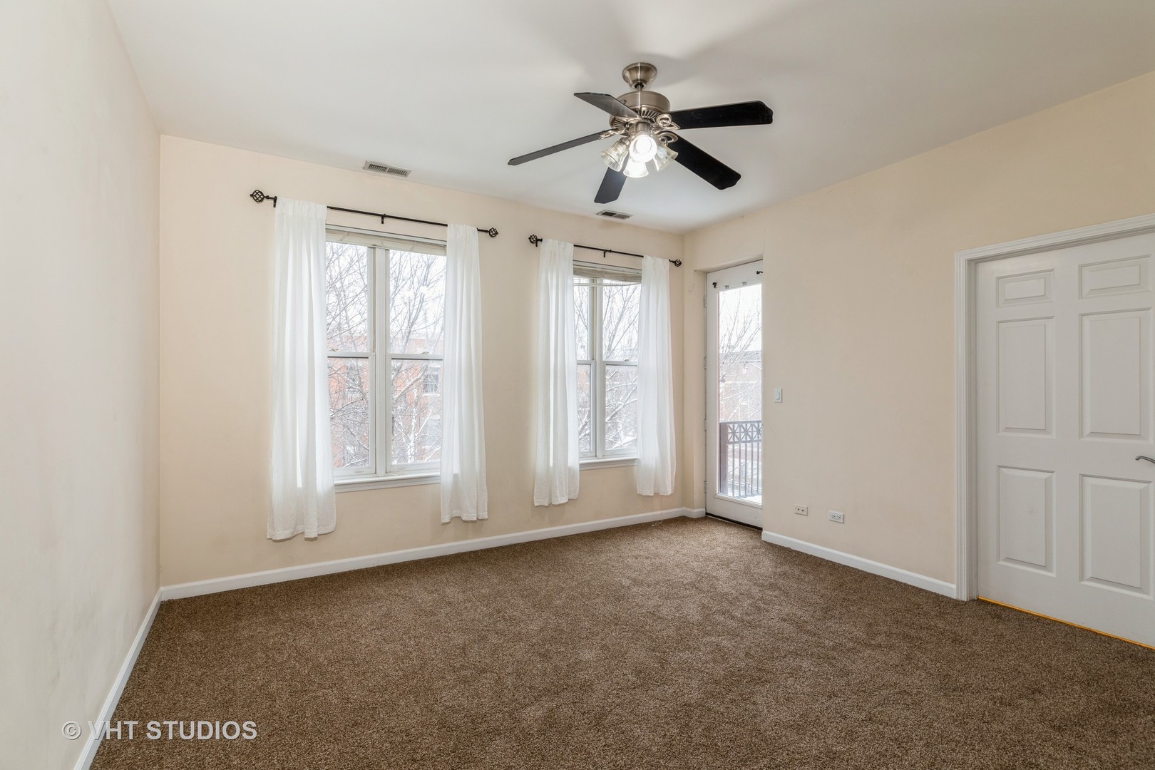 1500 South Halsted Street, Unit 3B Chicago, IL 60607 - Photo 18 of 33 a view of an empty room with a window