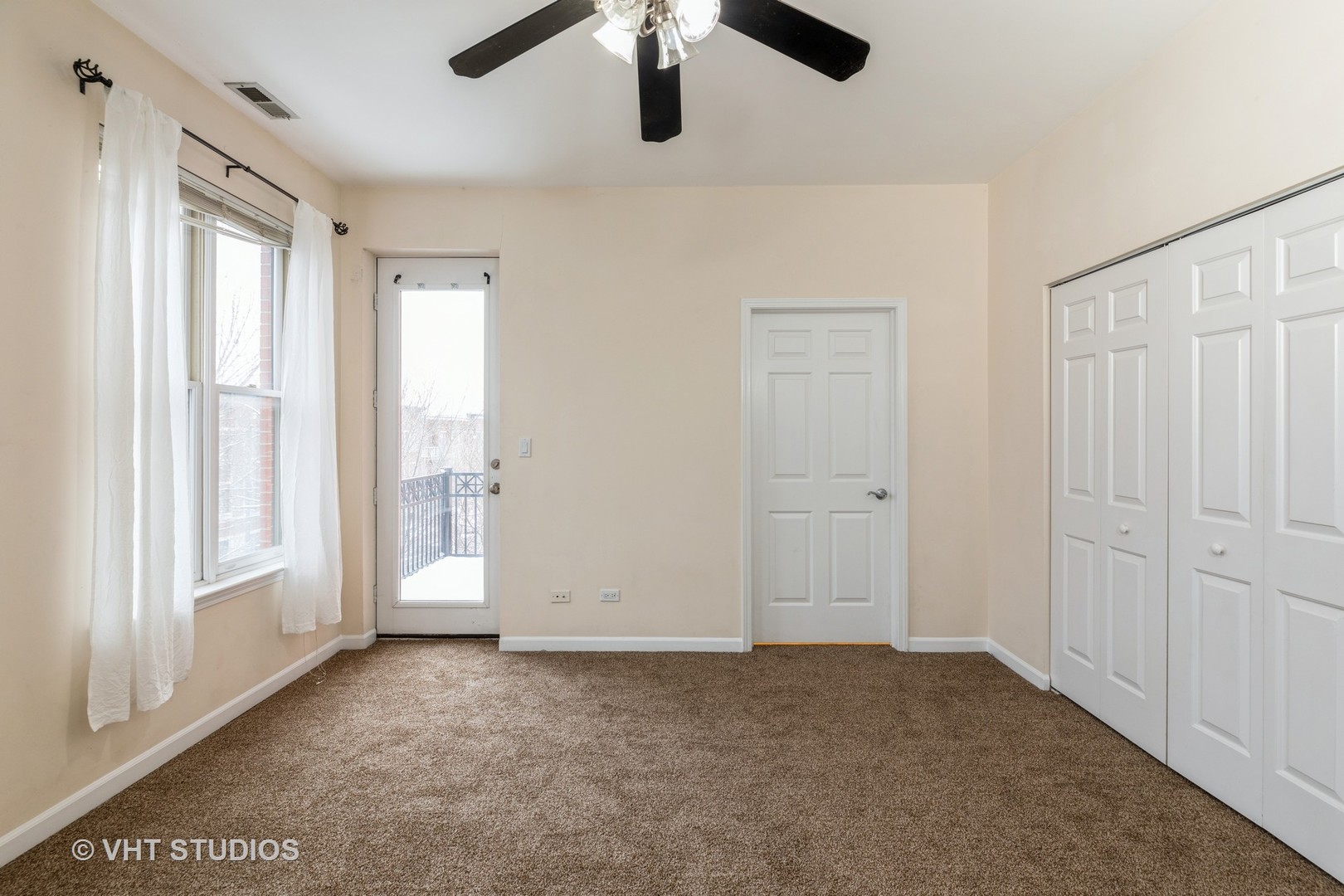 1500 South Halsted Street, Unit 3B Chicago, IL 60607 - Photo 20 of 33 a view of an empty room and window