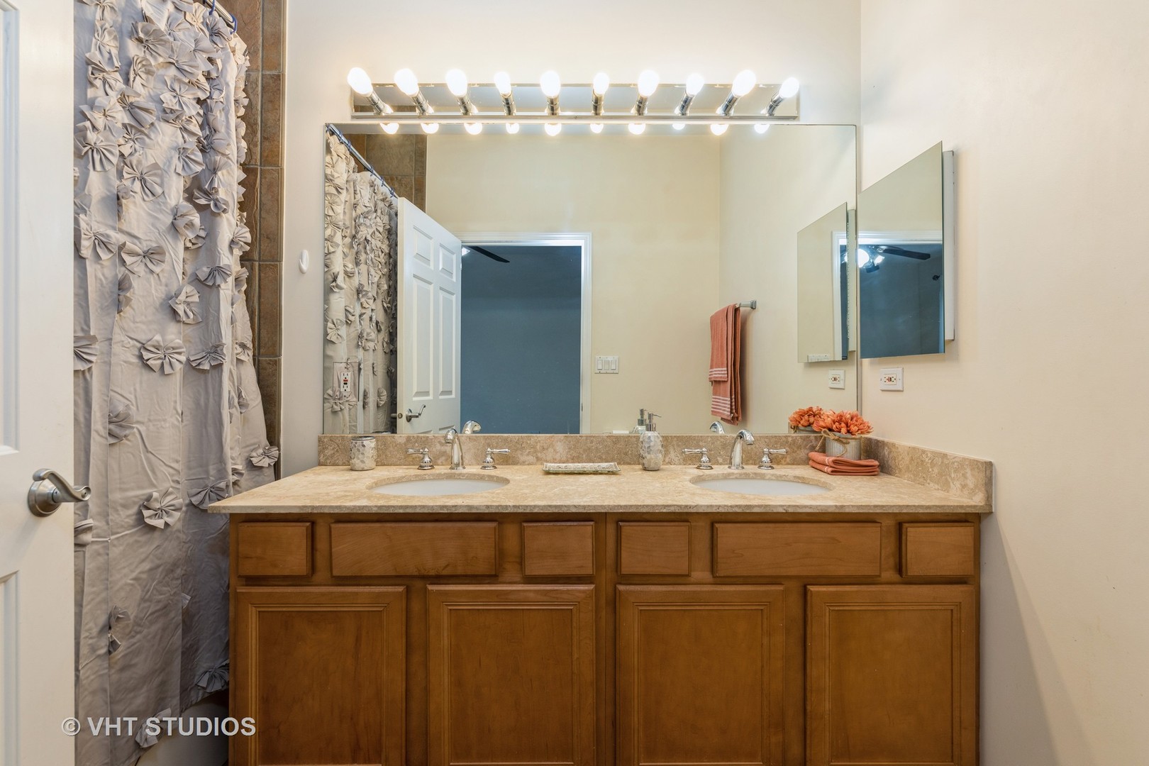 1500 South Halsted Street, Unit 3B Chicago, IL 60607 - Photo 21 of 33 a bathroom with a sink and a mirror