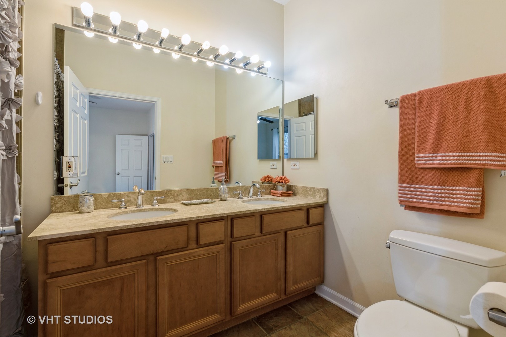 1500 South Halsted Street, Unit 3B Chicago, IL 60607 - Photo 22 of 33 a bathroom with a toilet sink and mirror