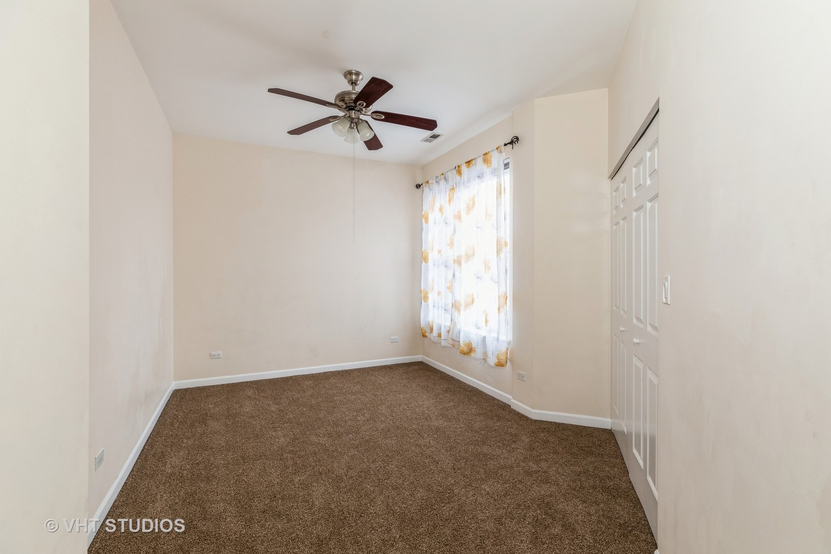 1500 South Halsted Street, Unit 3B Chicago, IL 60607 - Photo 24 of 33 a view of room with window and ceiling fan