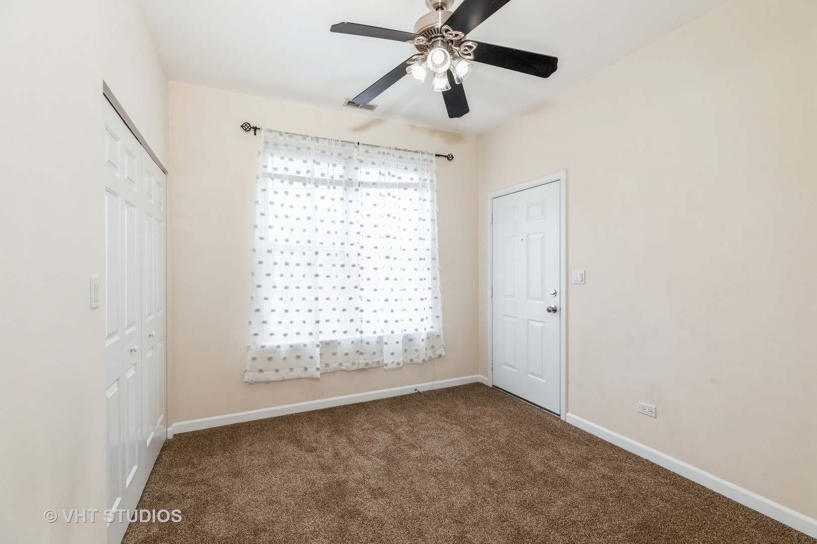 1500 South Halsted Street, Unit 3B Chicago, IL 60607 - Photo 26 of 33 a view of an empty room with a window