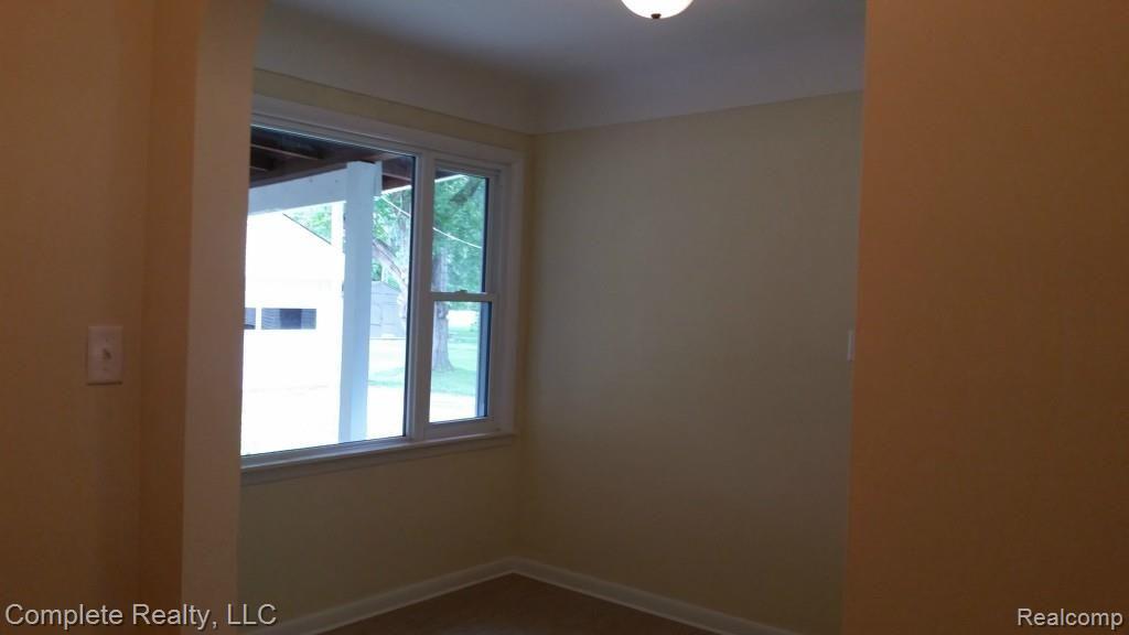 3139 North Belsay Road Flint, MI 48506 - Photo 9 of 27 Dining Area with Natural Lighting