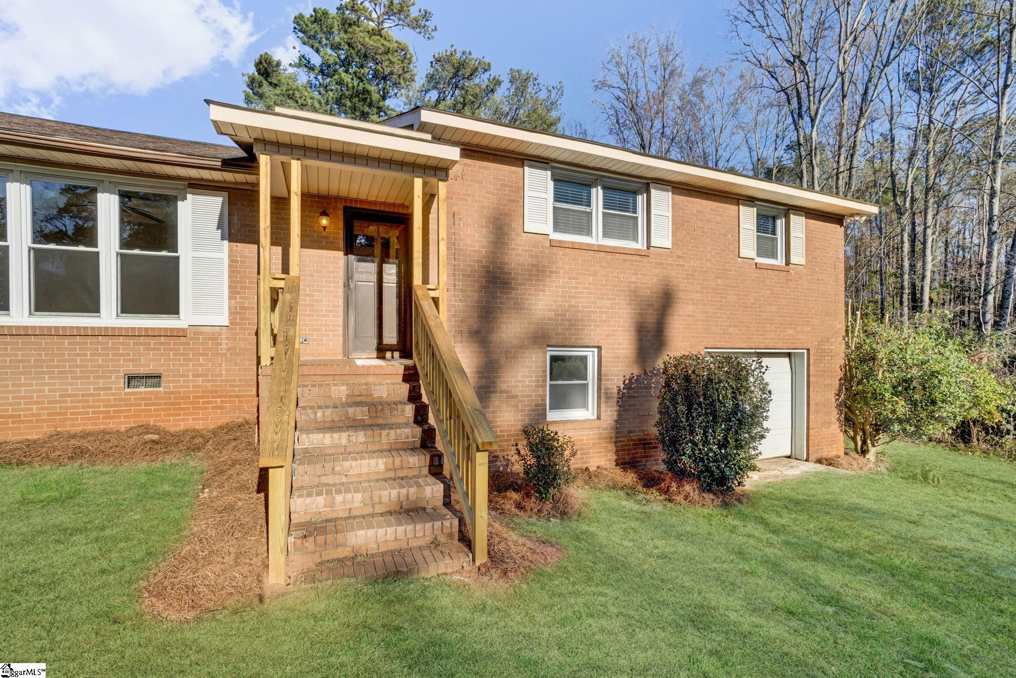 301 Dixon Street Clinton, SC 29325 - Photo 4 of 43