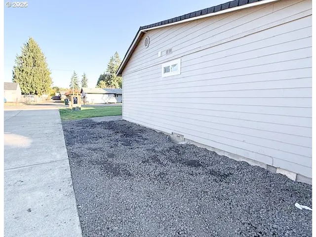 a view of a backyard