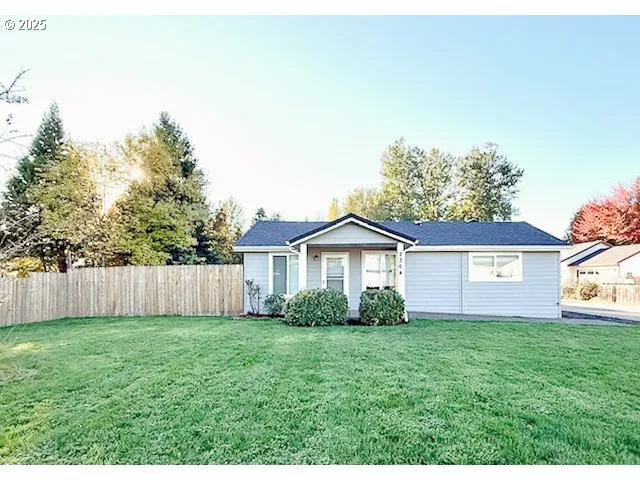 a view of front of a house with a yard