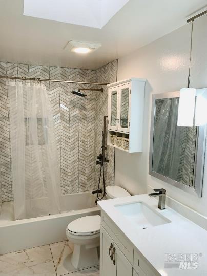 920 Linwood Street Vacaville, CA 95688 - Photo 21 of 38 a bathroom with a sink toilet and shower