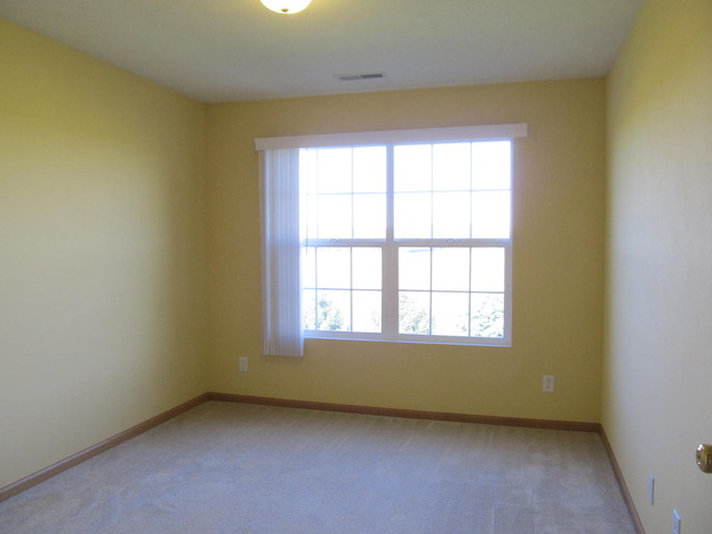 983 Kelly Lane, Unit 983 Sycamore, IL 60178 - Photo 18 of 25 an empty room with a window