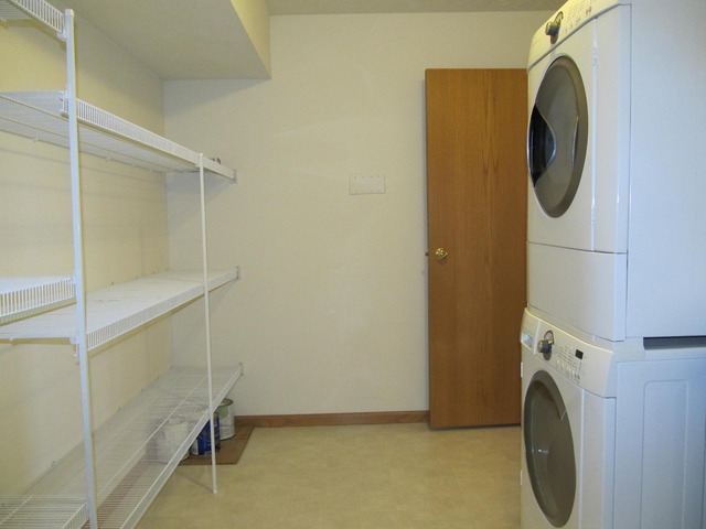 983 Kelly Lane, Unit 983 Sycamore, IL 60178 - Photo 20 of 25 a utility room with dryer and washer