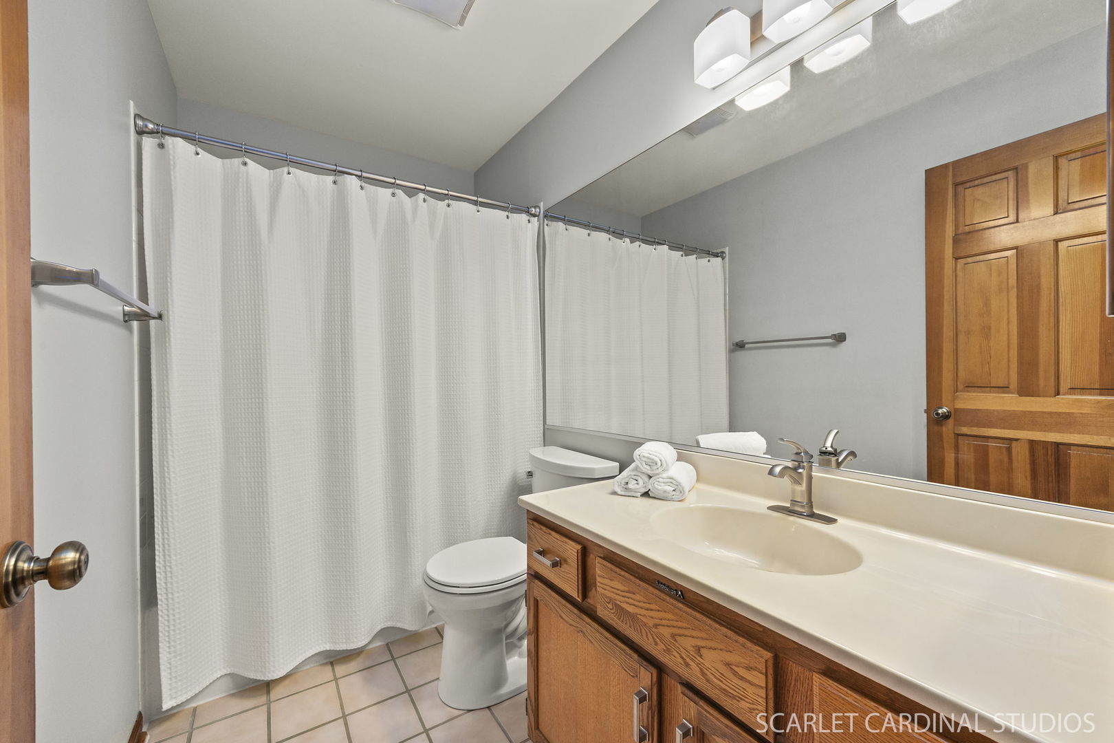 2565 Thornley Court Aurora, IL 60504 - Photo 25 of 59 a bathroom with a sink and a mirror