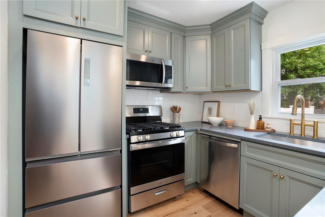 54 Grand View Street Providence, RI 02906 - Photo 17 of 43