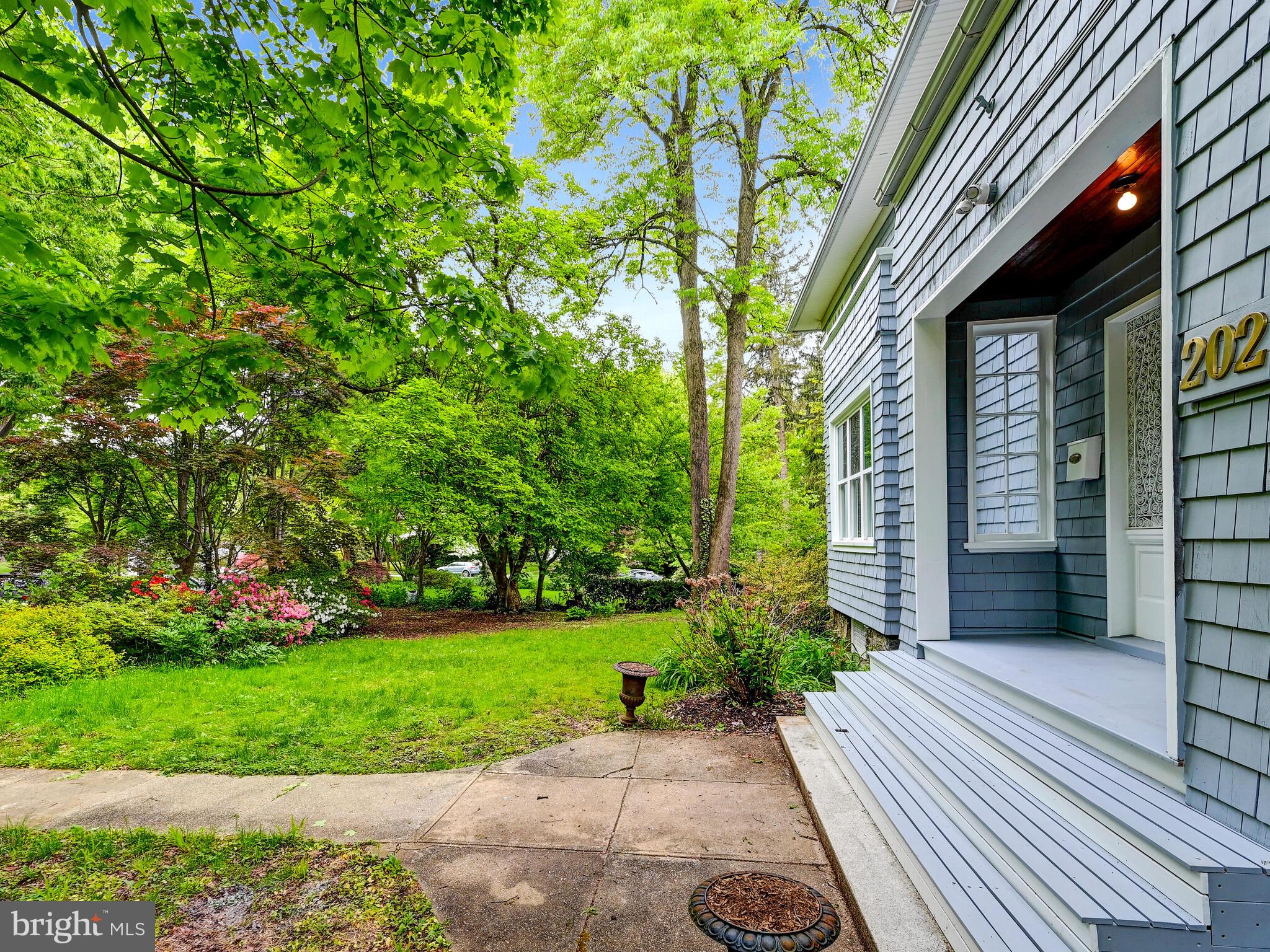 202 Edgevale Road Baltimore, MD 21210 - Photo 3 of 40 Generous-sized yard