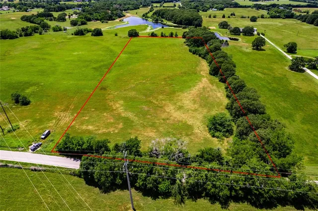 a view of yard with green space