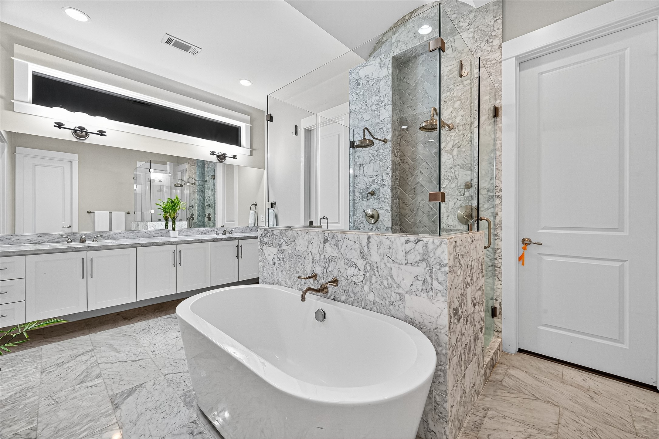 2217 West Main Street Houston, TX 77098 - Photo 4 of 31 a bathroom with a bathtub and a sink