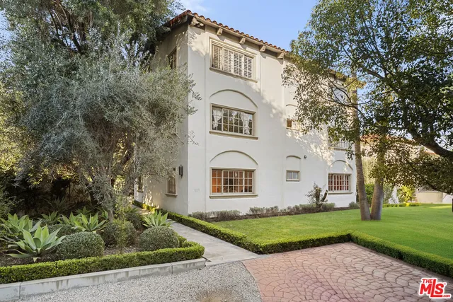 a view of a front of house with a yard