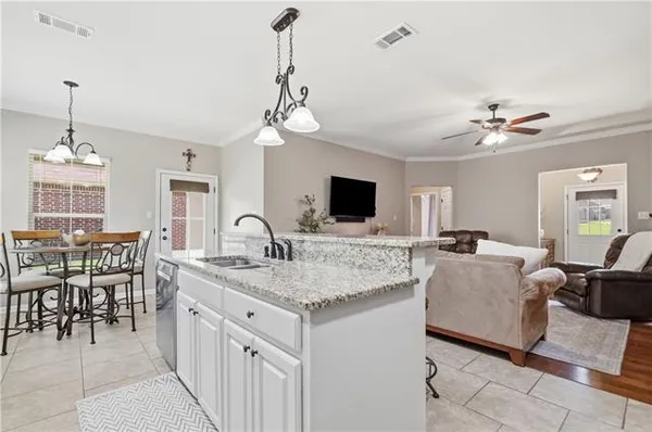 $250,000 | 413 Crossover Road, Pineville, LA 71360