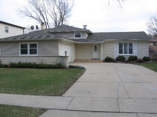 a view of a yard in front of a house