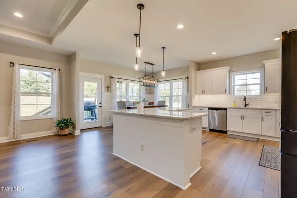 $575,000 | 1492 Orchard View Lane, Piney Flats, TN 37686